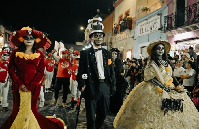 Emoción en el desfile de calaveras y catrinas