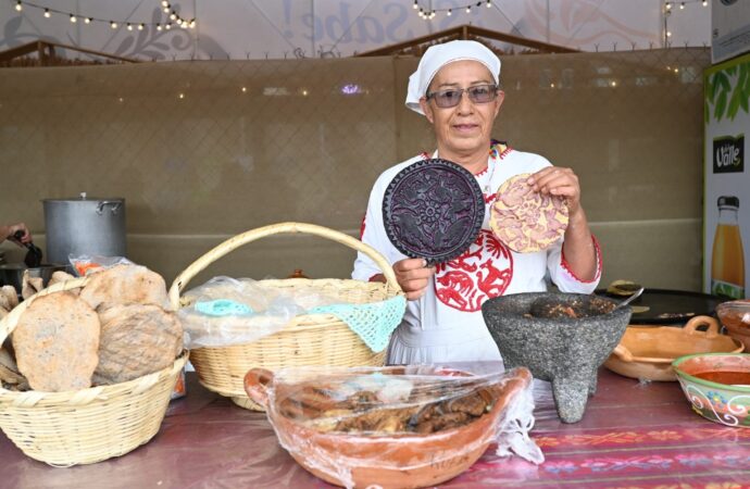 Eusebia Godina Ramírez enaltece la cocina otomí