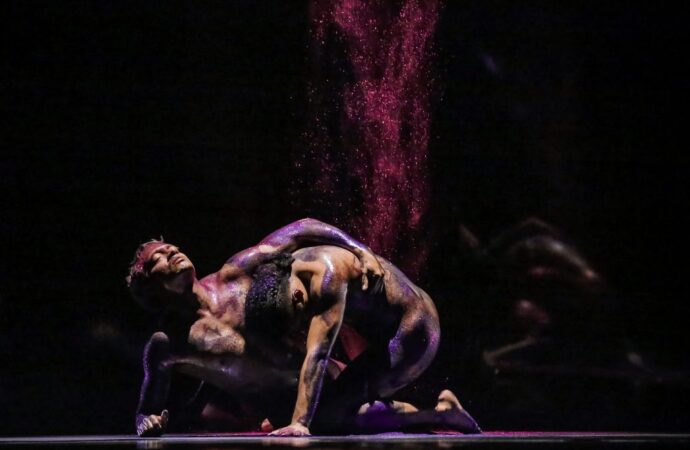 Explora NOVA las emociones masculinas desde la danza contemporánea